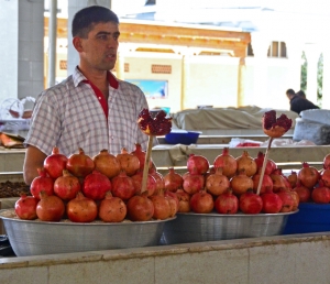 Samarkand - Siyob Bazaar - Pomegranates